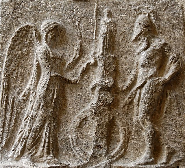 Η Νίκη προσφέρει ένα αυγό στο φίδι που είναι τυλιγμένο γύρω από την στήλη που κρατά το ομοίωμα της Αθηνάς Παλλάδος, προστάτιδος της Τροίας. Μαρμάρινο Ρωμαϊκό αντίγραφο του 1ου μ.Χ. αιώνα, εκ του πρωτοτύπου της Ελληνιστικής εποχής, (πηγή)