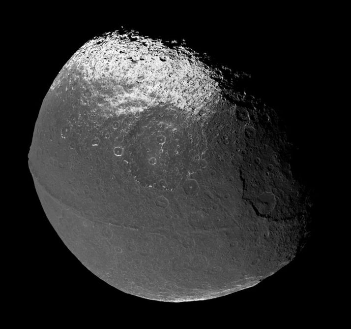 1024px-Iapetus_706_1419_1