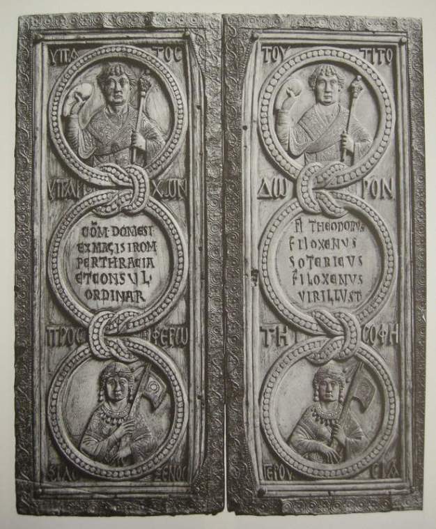 Υπατικό δίπτυχο του Φιλοξένου, με προσωποποίηση της Συγκλήτου («σοφή Γερουσία») στο κατώτερο τμήμα. Κωνσταντινούπολη, 525. © copyrights Bibliothèque nationale de France